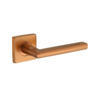 Deurkruk Emilia 20mm haaks op vierkant rozet brons geborsteld PVD gecoat
