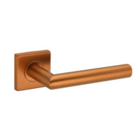 Deurkruk Vita 20mm haaks op vierkant rozet brons geborsteld PVD gecoat