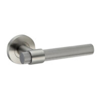 Deurkruk Ambra rond massief geribbelde diamant greep 20mm met een schroefrozet gun metal PVD gecoat