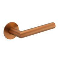 Deurkruk Celia rond 20mm haaks op ultra dunne rozetten van 3mm brons geborsteld PVD gecoat