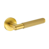 Deurkruk Eva rond geribbelde diamant greep 22mm haaks met een schroefrozet geborsteld messing PVD gecoat