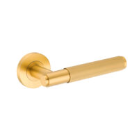 Deurkruk Eva rond geribbelde diamant greep 22mm haaks met een schroefrozet mat goud PVD gecoat