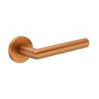 Deurkruk Luna rond 20mm haaks met een schroefrozet brons geborsteld PVD gecoat