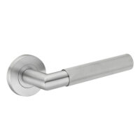 Deurkruk Pia rond massief geribbelde diamant greep 22mm haaks met een schroefrozet geborsteld RVS