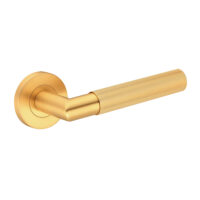 Deurkruk Pia rond massief geribbelde diamant greep 22mm haaks met een schroefrozet mat goud PVD gecoat