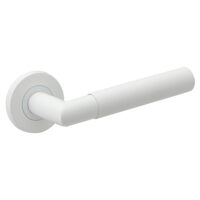 Deurkruk Pia rond massief geribbelde diamant greep 22mm haaks met een schroefrozet mat wit PVD gecoat