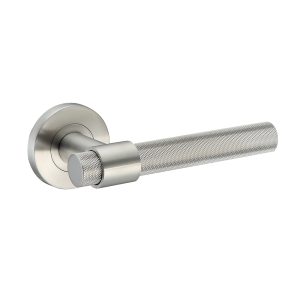 Deurkruk Ambra rond massief geribbelde diamant greep 20mm met een schroefrozet geborsteld RVS