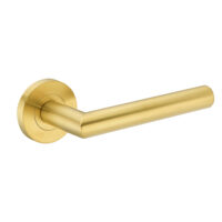 Deurkruk Luna rond 20mm haaks met een schroefrozet geborsteld messing PVD gecoat