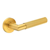 Deurkruk Pia rond massief geribbelde diamant greep 22mm haaks met een schroefrozet geborsteld messing PVD gecoat
