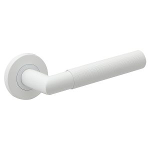 Deurkruk Pia rond massief geribbelde diamant greep 22mm haaks met een schroefrozet mat wit PVD gecoat