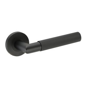 Deurkruk Pia rond massief geribbelde diamant greep 22mm haaks met een schroefrozet mat zwart PVD gecoat