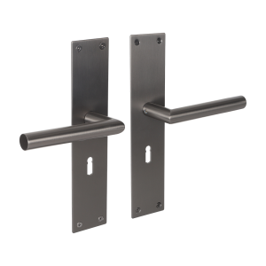 Deurklink Milano op schild voor klavierslot met ronde klink geborsteld gun metal