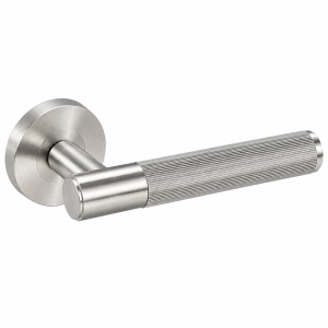Deurkruk Livia rond massief verticale lijnstructuur greep 20mm met een schroefrozet geborsteld RVS